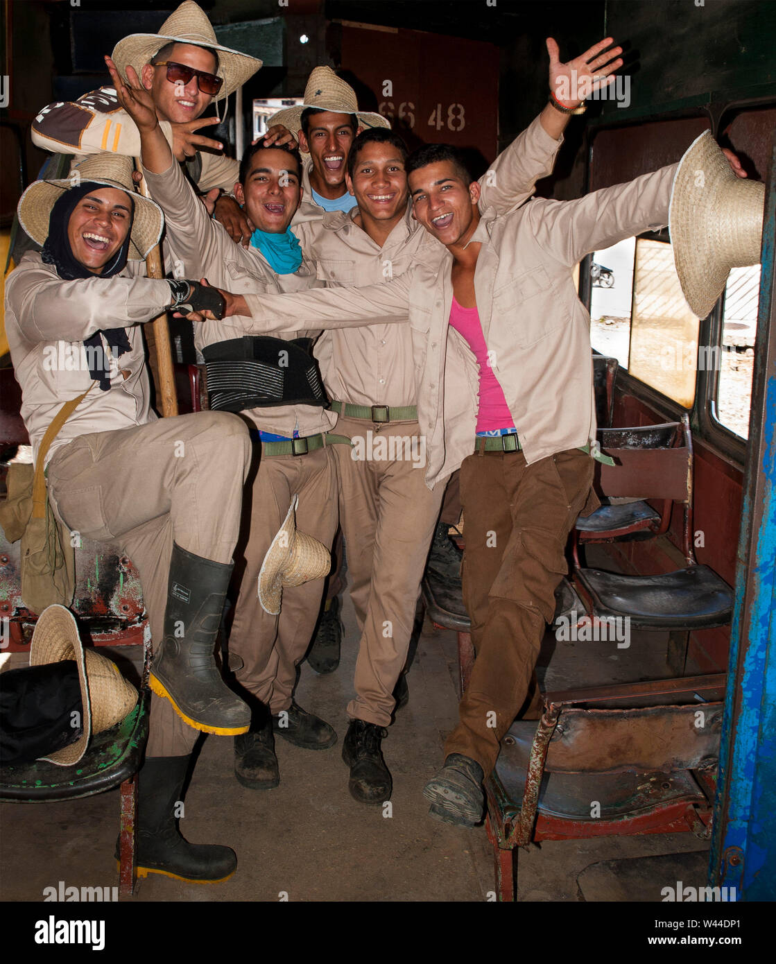 Giocoso i giovani cubani, uomini all'interno di un treno Foto Stock