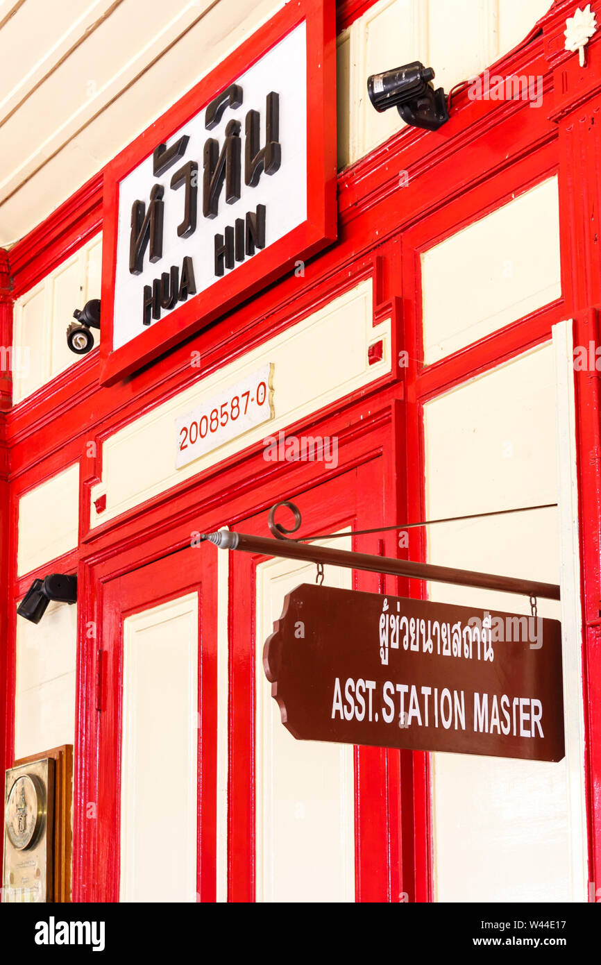 Stazione di assistente master segno a Hua Hin stazione ferroviaria, Thailandia Foto Stock