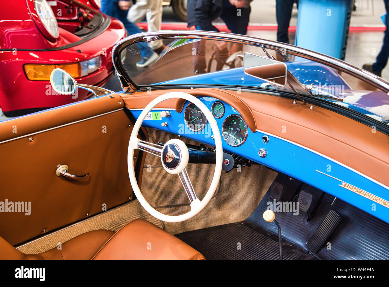 FRIEDRICHSHAFEN - Maggio 2019: interno arancione di blu Porsche 356 1948 cabrio a Motorworld Classics Bodensee il 11 maggio 2019 a Friedrichshafen, Tedesco Foto Stock