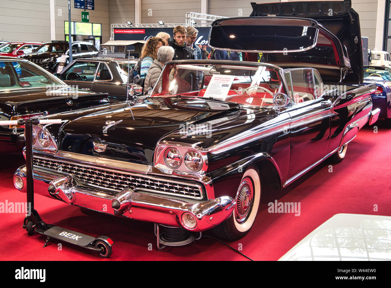 FRIEDRICHSHAFEN - Maggio 2019: nero FORD FAIRLANE SKYLINER 500 cabrio a Motorworld Classics Bodensee il 11 maggio 2019 a Friedrichshafen, Germania. Foto Stock