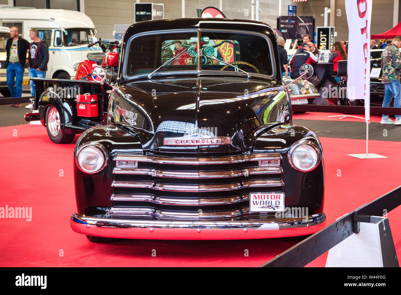 FRIEDRICHSHAFEN - Maggio 2019: nero CHEVROLET 3100 1954 raccoglitore a Motorworld Classics Bodensee il 11 maggio 2019 a Friedrichshafen, Germania. Foto Stock