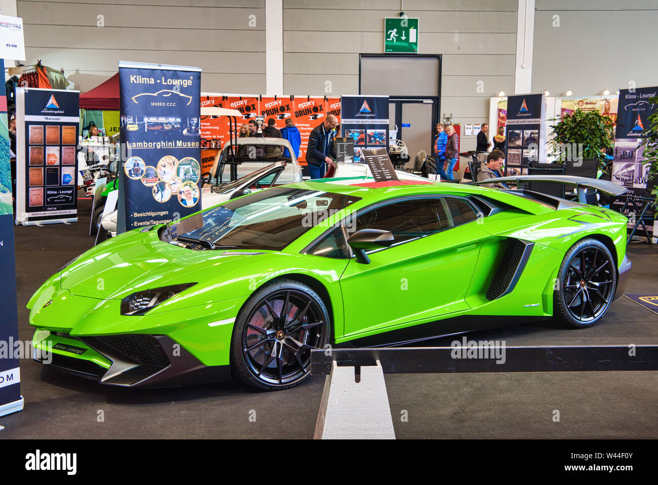 FRIEDRICHSHAFEN - Maggio 2019: verde lime LAMBORGHINI AVENTADOR LP 750 4 SV 2016 A Motorworld Classics Bodensee il 11 maggio 2019 a Friedrichshafen, germe Foto Stock