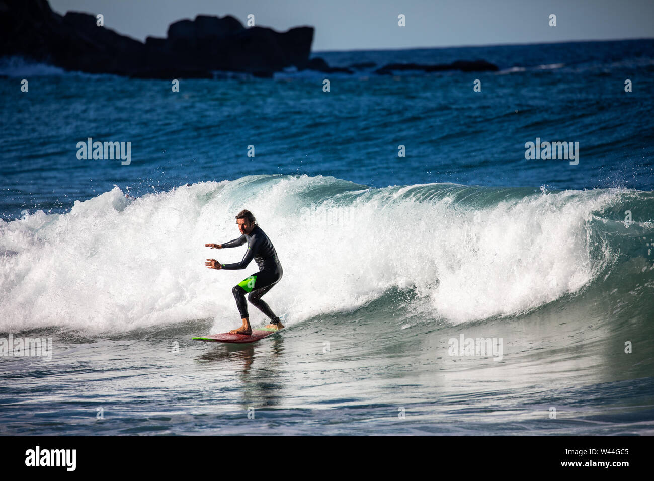 Sydney, uomo Surf le onde a Avalon Beach a nord di Sydney, Australia Foto Stock