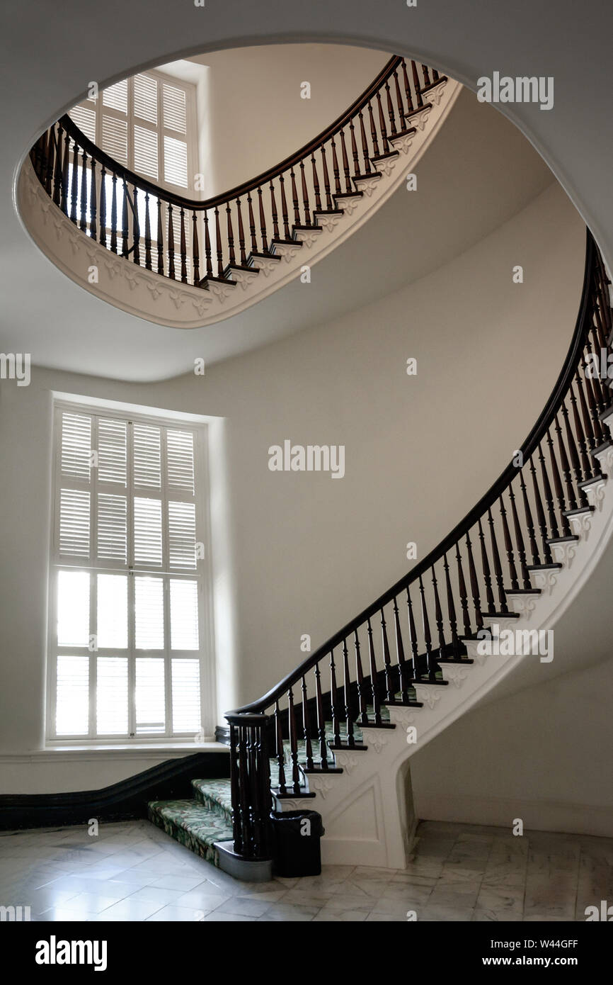 A sbalzo bellissima scalinata a spirale all'interno della storica Alabama State Capitol Building in Montgomery, AL, STATI UNITI D'AMERICA Foto Stock