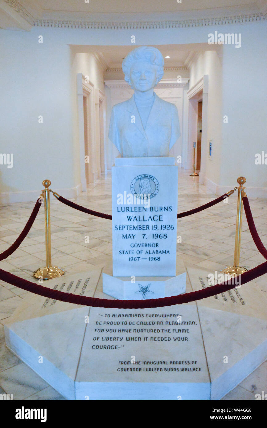 Il busto in marmo dell ex Governatore di Alabama, Lurleen Burns Wallace, moglie di controverso, George Wallace, il Campidoglio rotunda, Montgomery Foto Stock