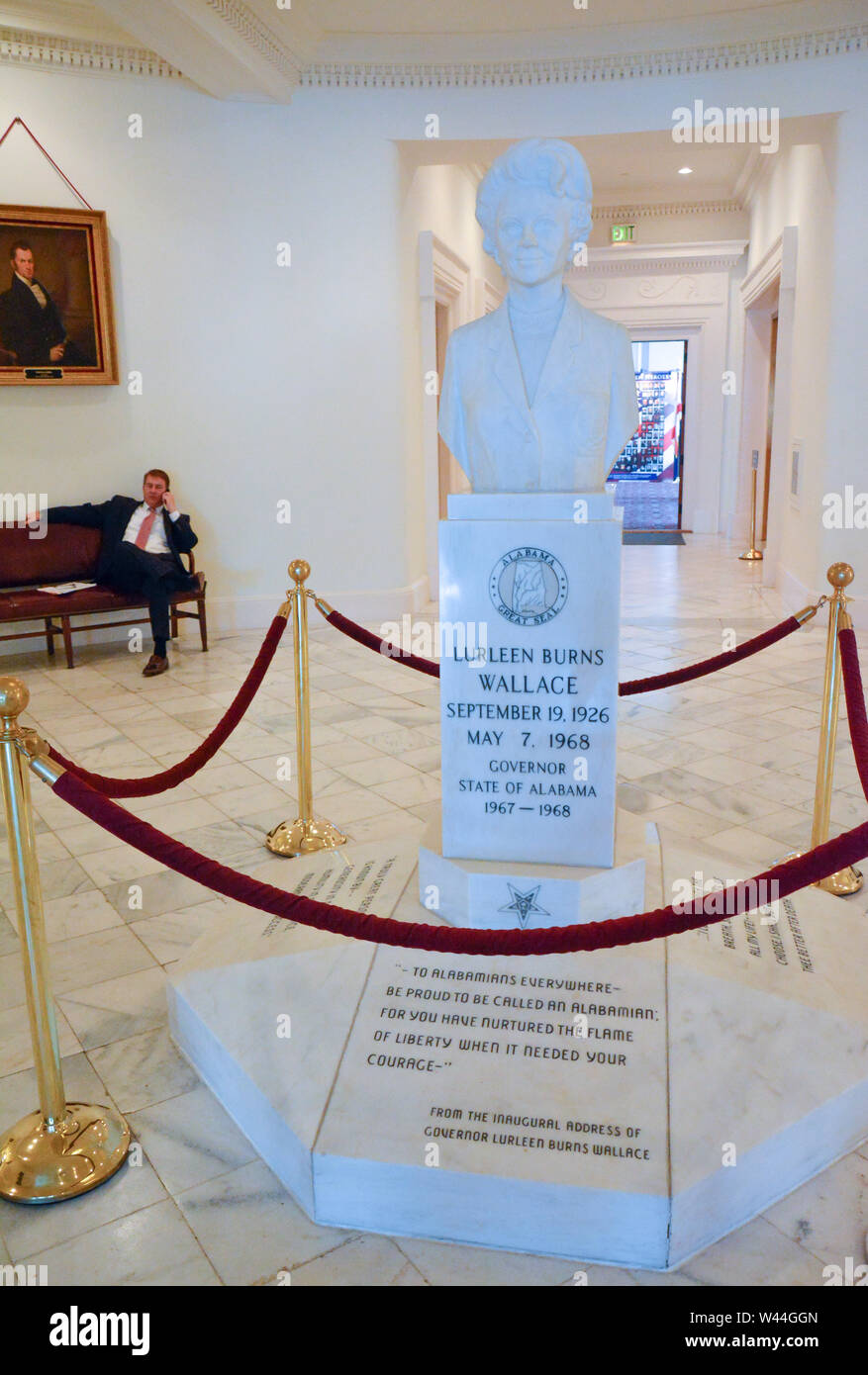 Il busto in marmo dell ex Governatore di Alabama, Lurleen Burns Wallace, moglie di controverso, George Wallace, il Campidoglio rotunda, Montgomery Foto Stock