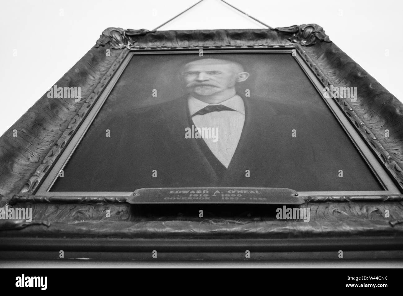 Verso l'alto angolo di visione del ritratto dell ex Governatore Alabama, Edward A. O'Neal, un confederato officer, si blocca in Alabama State Capitol in Montgomery Foto Stock