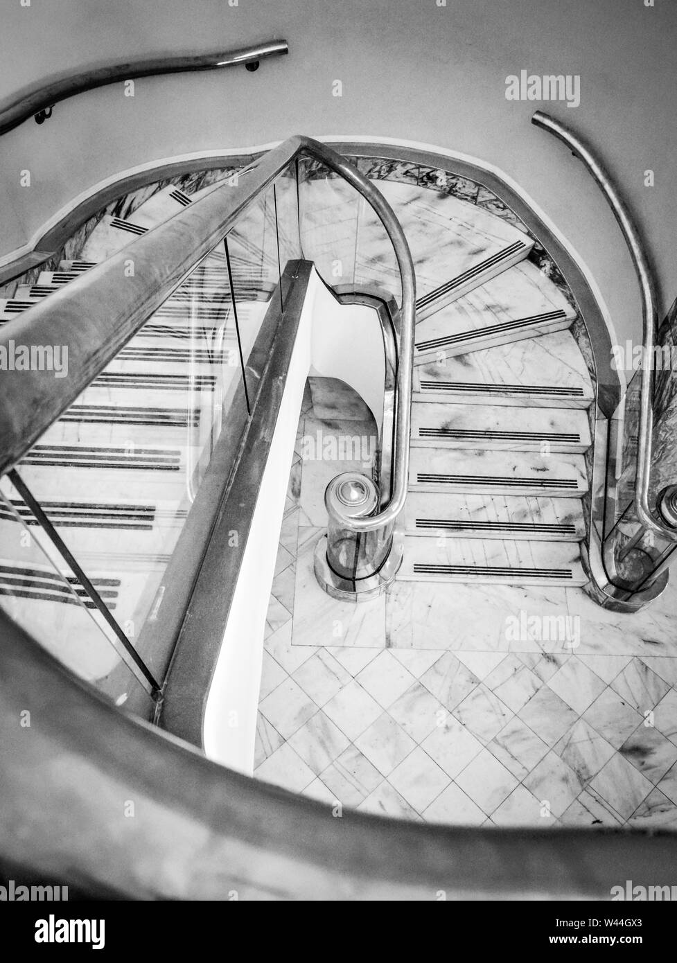 Bella ottone e vetro scala a spirale con pavimenti di marmo bianco all'interno dell'Alabama State Capitol Building in Montgomery, AL, STATI UNITI D'AMERICA Foto Stock