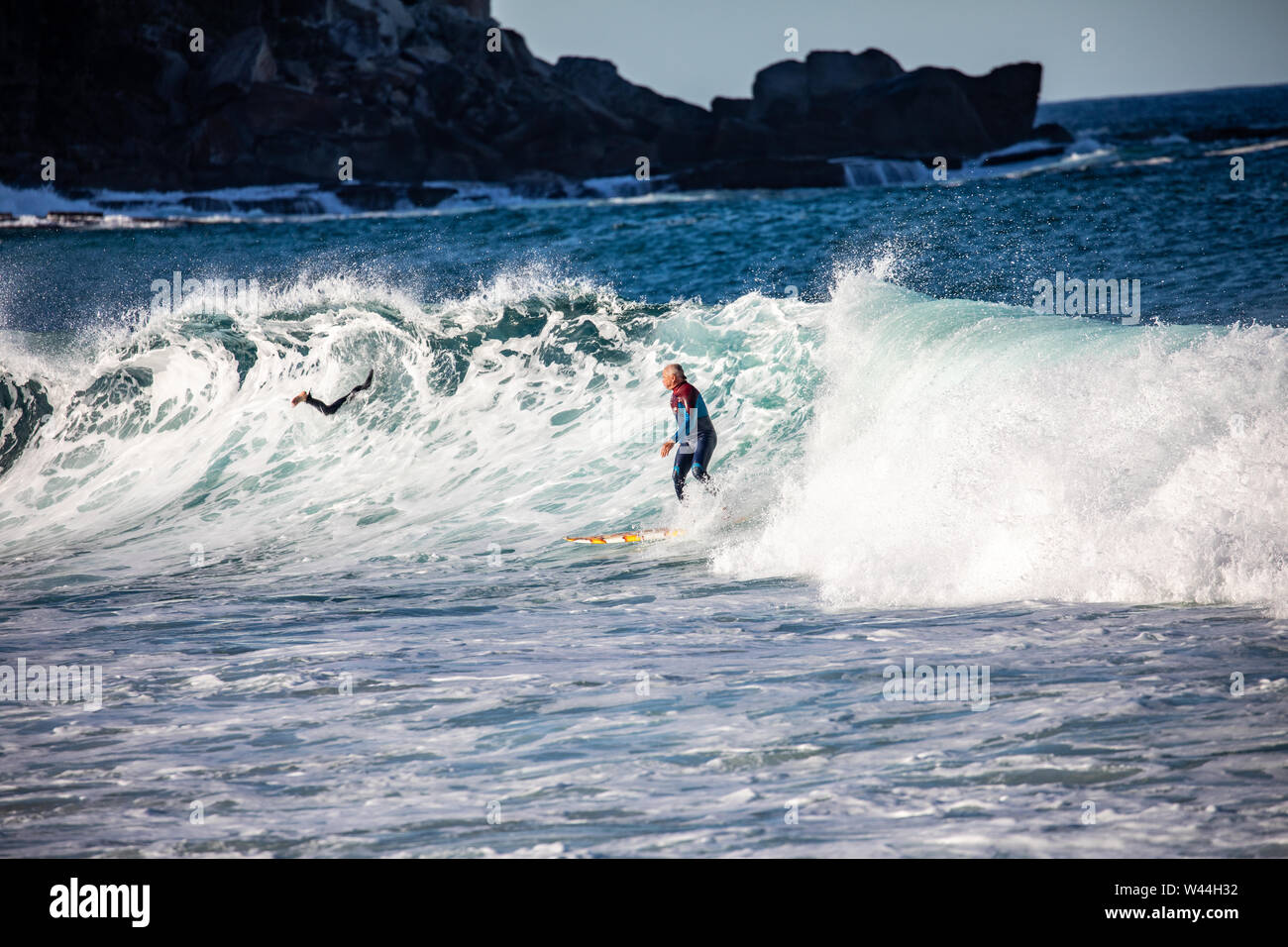 Australiano surfista maschio a Avalon Beach a Sydney cavalca l'onda,l'Australia Foto Stock