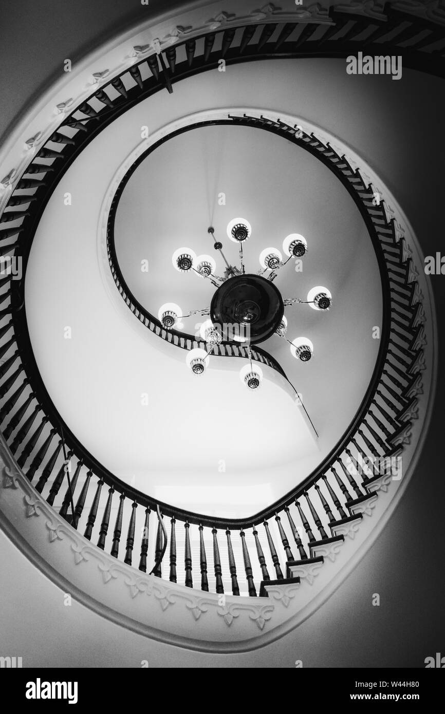 Vista di un bellissimo a sbalzo scala a spirale con un chandlier all'interno della storica Alabama State Capitol Building in Montgomery, AL, Stati Uniti d'America, in nero Foto Stock