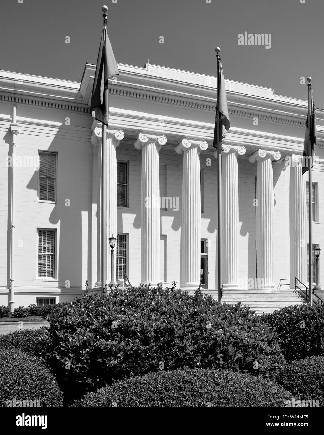 La vista a sud-est del centro storico di Alabama State Capitol Building con bandiere e il paesaggio in Montgomery, AL, Stati Uniti d'America, in bianco e nero Foto Stock