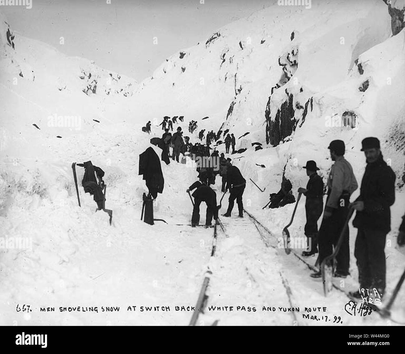 La cancellazione delle tracce del White Pass & Yukon Railroad dopo una tempesta di neve, Alaska, Marzo 17, 1899 (HEGG 360). Foto Stock