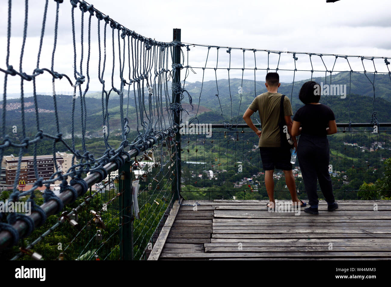 ANTIPOLO City, Filippine - Luglio 17, 2019: i visitatori e i turisti godere la vista e la brezza fresca nella parte superiore del 360 grado un deck di visualizzazione di un restau Foto Stock