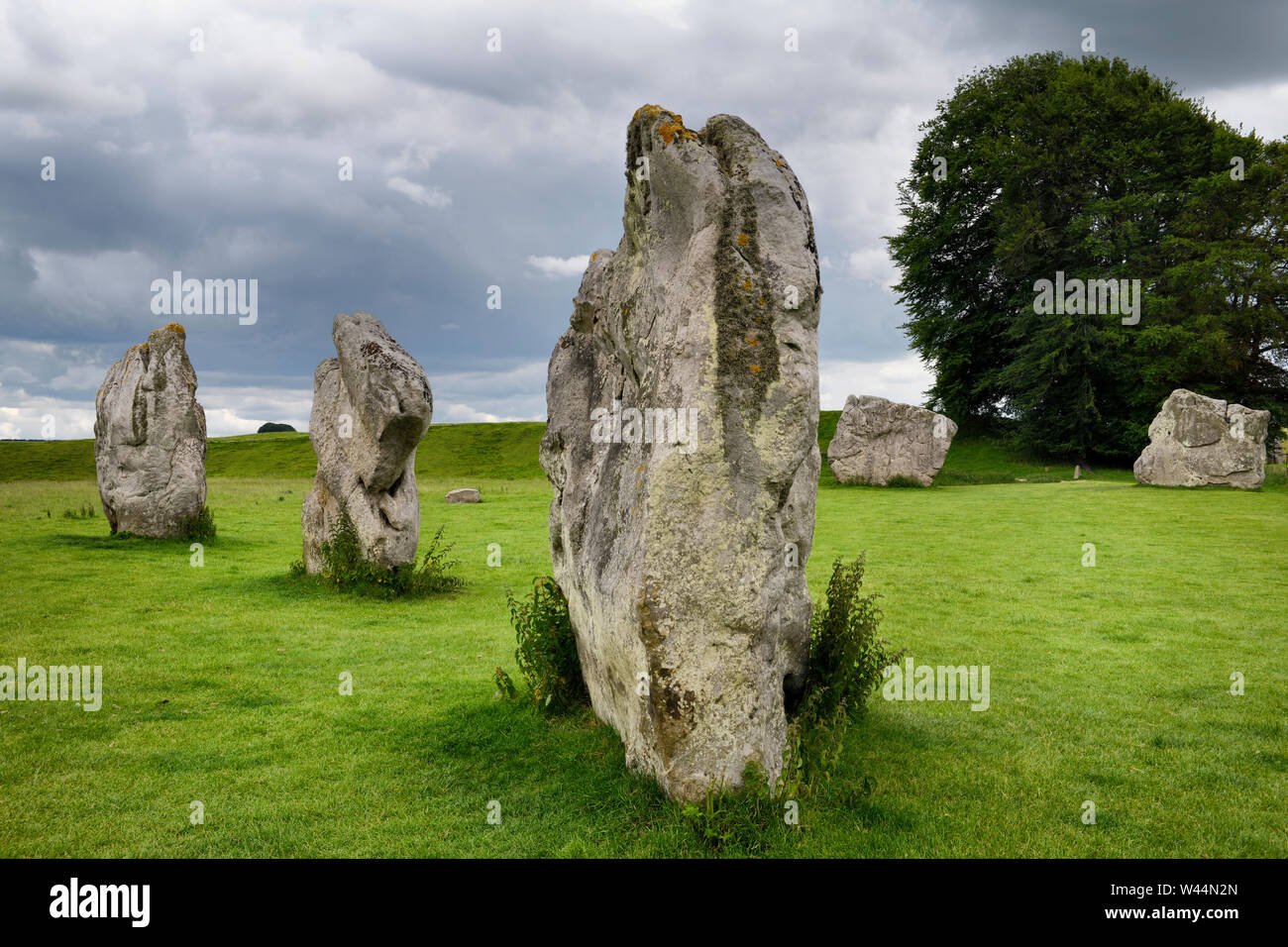 Neolitico pietre permanente ad Avebury Henge interna meridionale circolo di pietra di Avebury in Inghilterra Foto Stock