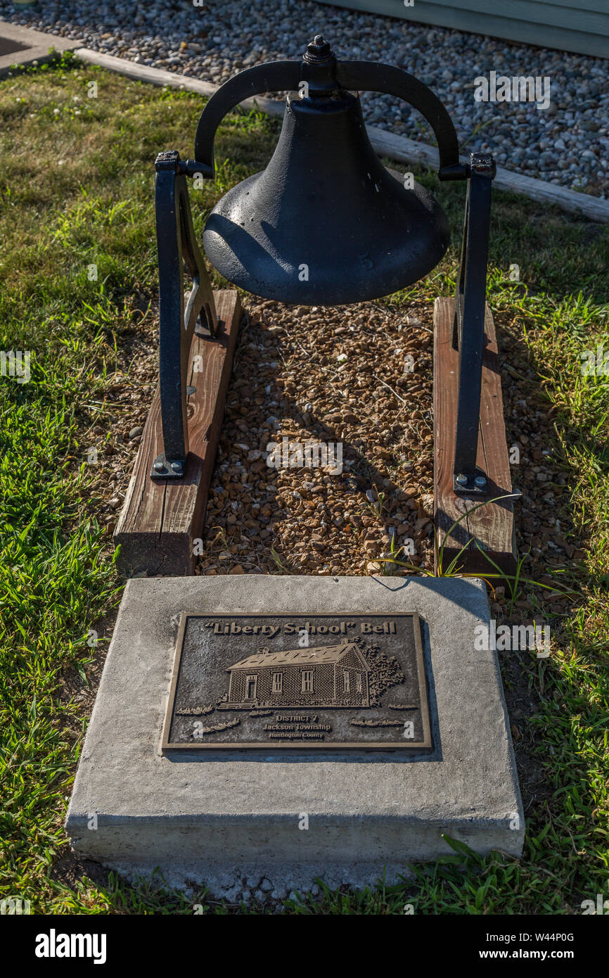 La campana e una targa in onore di ex scuola Liberty di Roanoke, Indiana, Stati Uniti d'America. Foto Stock