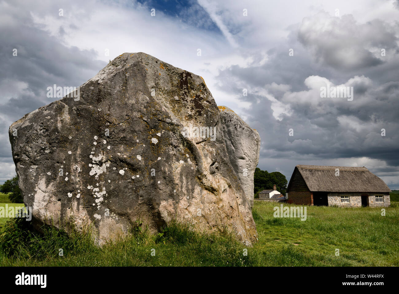 Femmina grande grotta di pietra e pietra maschio dietro nel nord del cerchio interno di Avebury Henge più grande pietra del neolitico circe nel mondo di Avebury Village Foto Stock