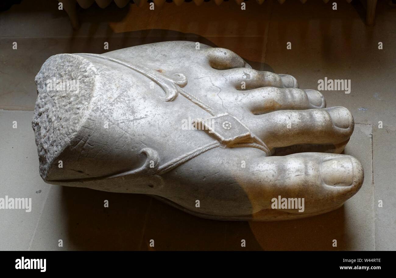 Piede colossale indossando un sandalo, greco, secolo A.C. al I secolo d.c. - Cappella corridoio, Chatsworth House - Derbyshire, Inghilterra - Foto Stock