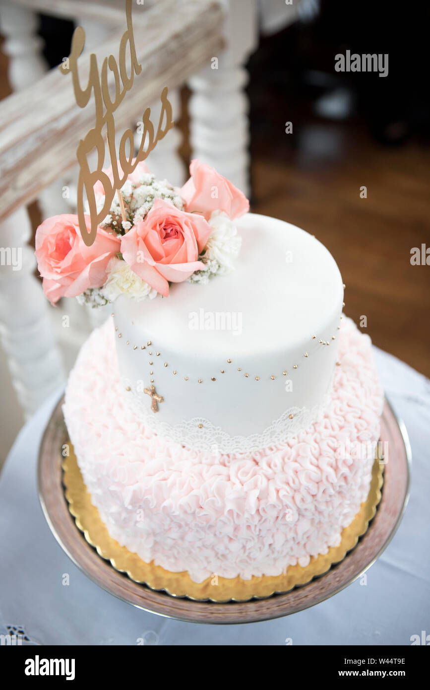 Torta per battesimo ragazza. Decorate con rose. Cerimonia. Foto Stock