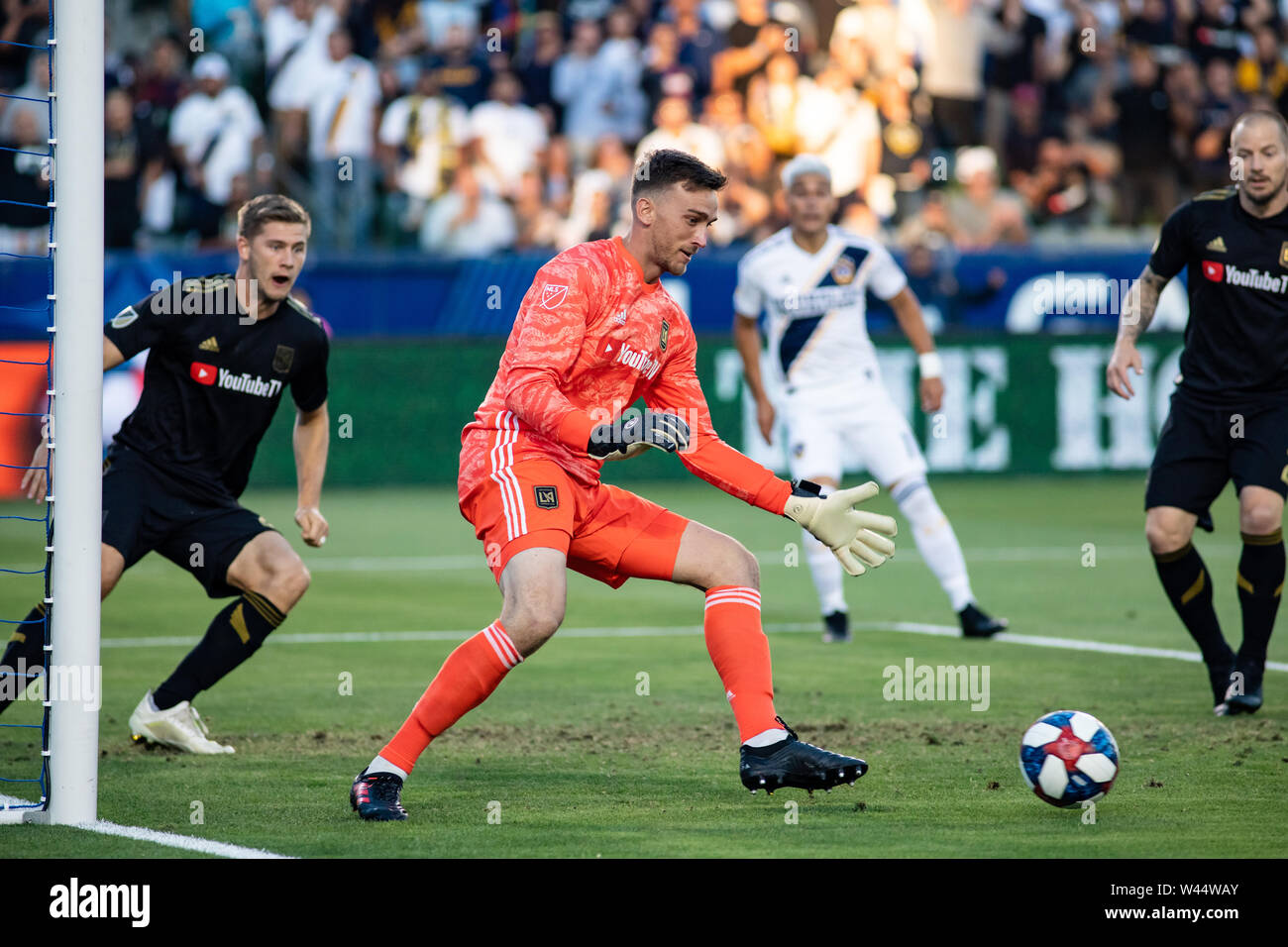 Carson, California, Stati Uniti d'America. 19 Luglio, 2019. Tyler Miller (1) rende un piede salva nella prima metà della galassia e LAFC derby. Credito: Ben Nichols/Alamy Live News Foto Stock