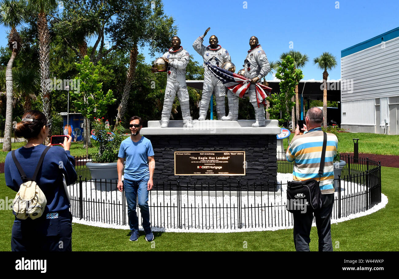 Luglio 19, 2019 - Kennedy Space Center, Florida, Stati Uniti - Visitatori di scattare fotografie di la scultura in bronzo di Apollo 11 astronauti, Neil Armstrong e Buzz Aldrin e Michael Collins, che è stato inaugurato il 12 luglio per celebrare il cinquantesimo anniversario dell'Apollo 11 luna sbarco sulla luglio 19, 2019 al Complesso Visitatori del Centro Spaziale Kennedy in Florida. (Paul Hennessy/Alamy) Foto Stock