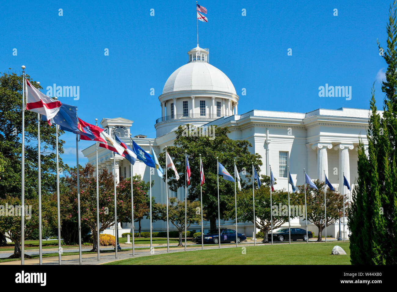 Avenue delle bandiere di fronte allo storico Alabama State Capitol Building in Montgomery, AL, STATI UNITI D'AMERICA Foto Stock