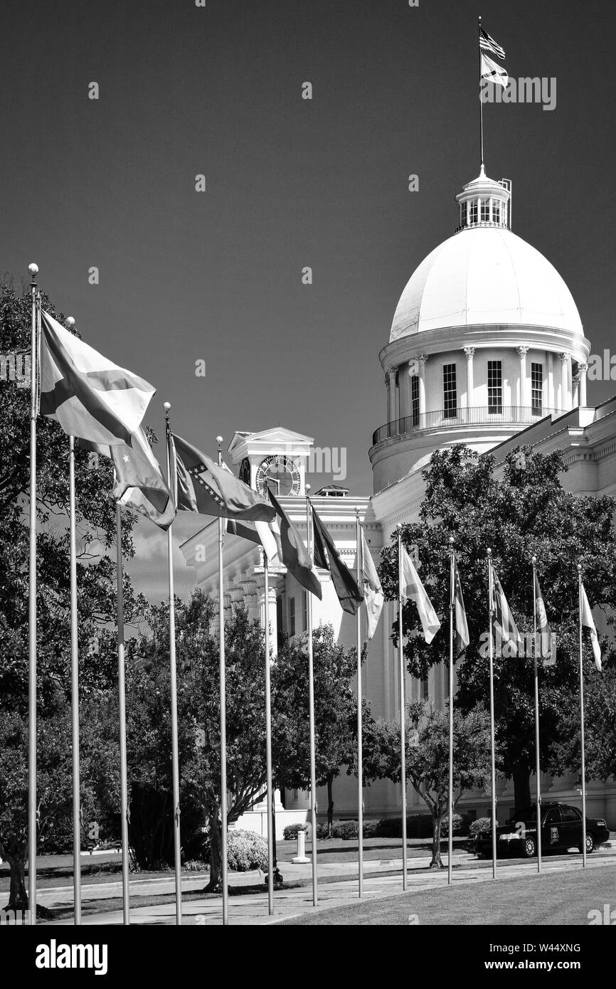 Avenue delle bandiere di fronte allo storico Alabama State Capitol Building in Montgomery, AL, Stati Uniti d'America, in bianco e nero Foto Stock