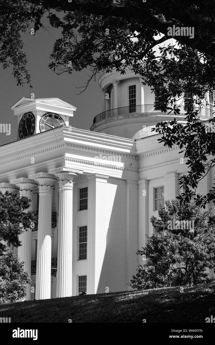 Revival Greco design della storica Alabama State Capitol Building con cupola, colonne e itinerari segreti di palazzo ducale in Montgomery, AL, Stati Uniti d'America, in bianco e nero Foto Stock