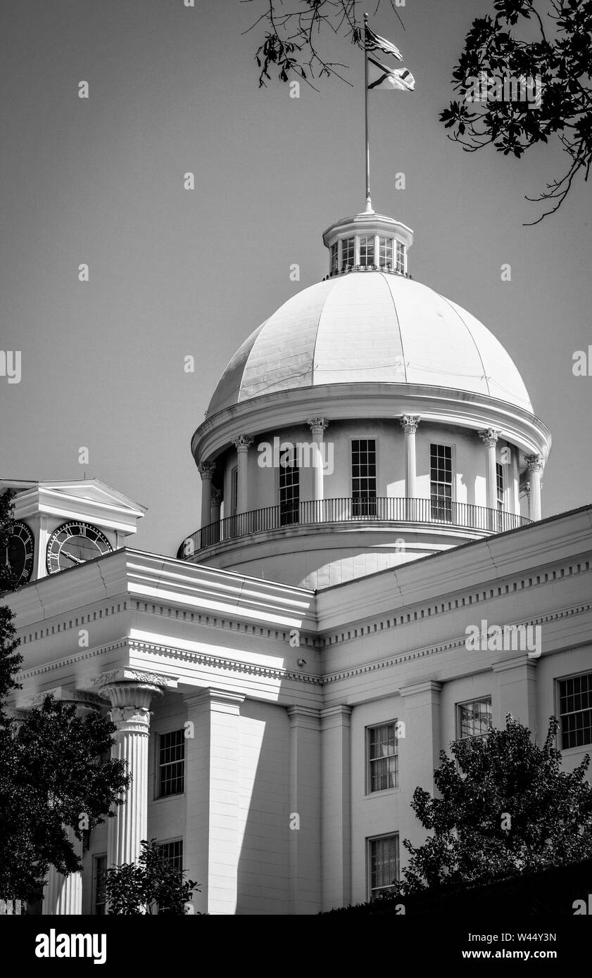 Una vista ravvicinata di stile Revival Greco, storico Alabama State Capitol Building con colonne, a cupola e bandiere in Montgomery, AL, Stati Uniti d'America, in un nero Foto Stock
