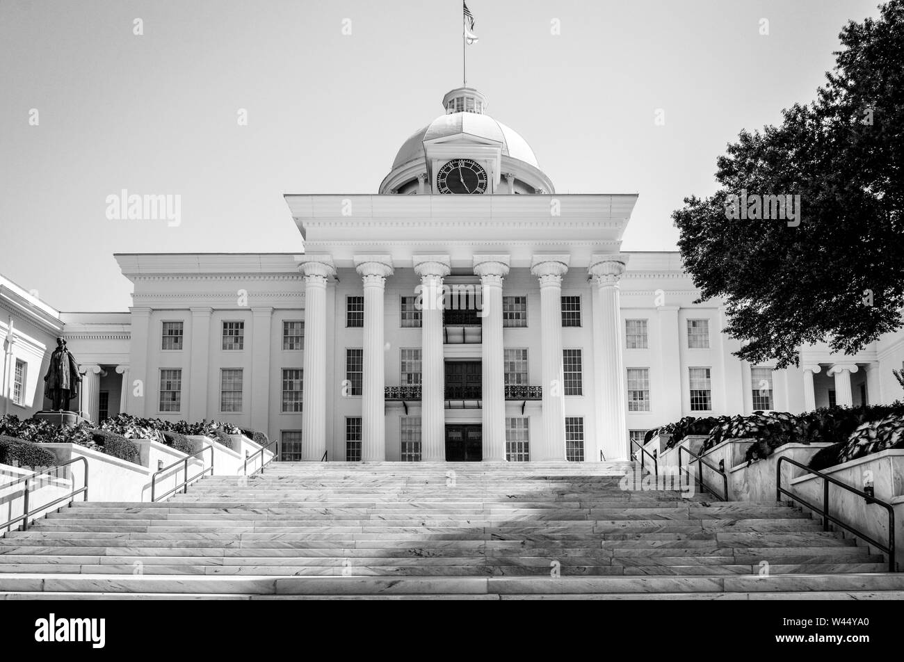 Un basso angolo di vista salire le scale di marmo per la storica Alabama State Capitol, con Jefferson Davis statua in giardino, in Montgomery, AL, STATI UNITI D'AMERICA, Foto Stock