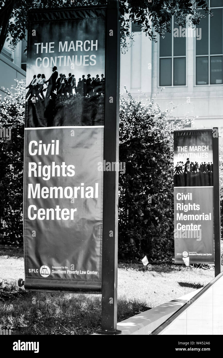 Banner fotografico " del marzo continua' appendere lungo l ingresso del Maya Lin progettato, Diritti Civili Memorial Centre in Montgomery, AL, STATI UNITI D'AMERICA Foto Stock