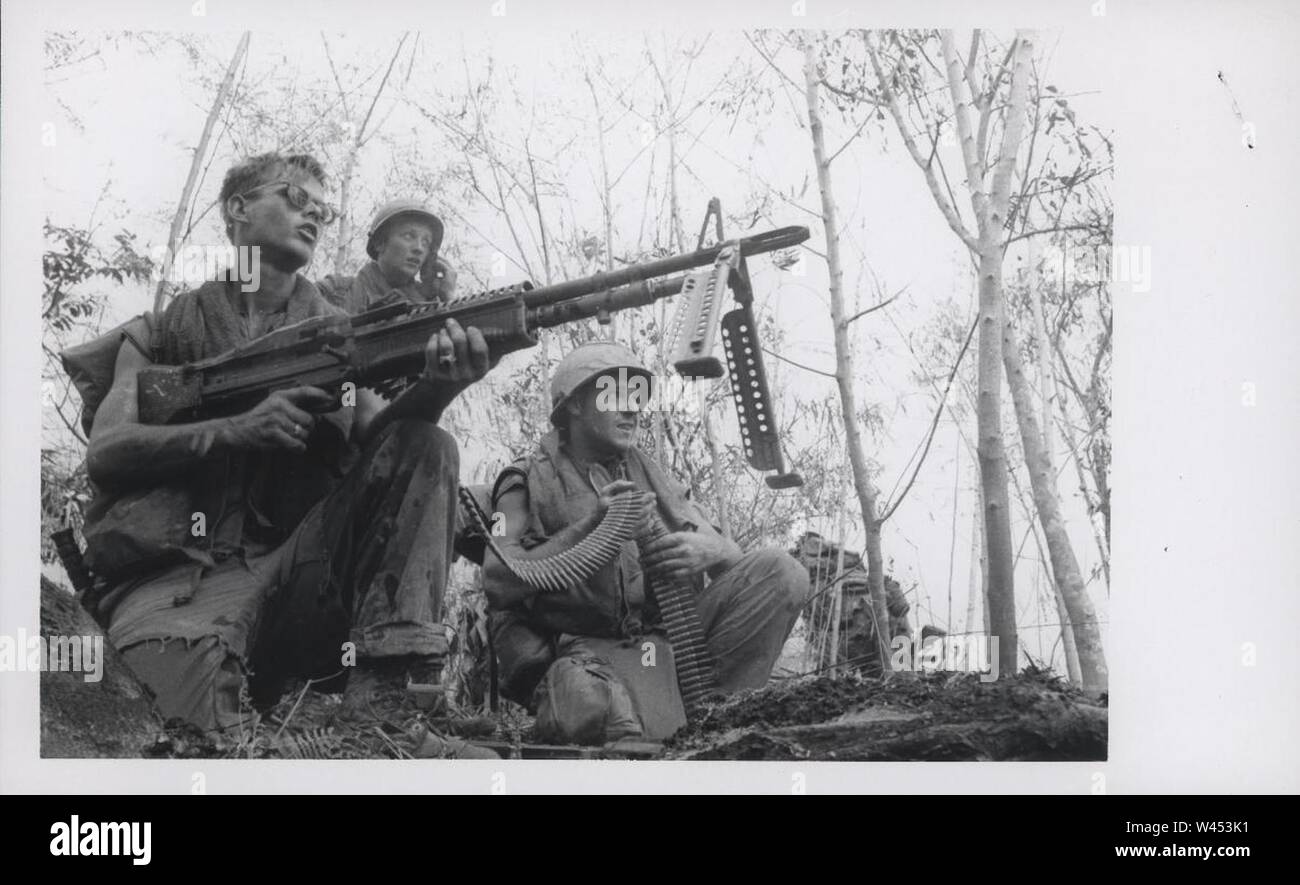 Azienda L, 3.7 Marine machine gun team incendi su Viet Cong sniper a sud di Da Nang. Foto Stock