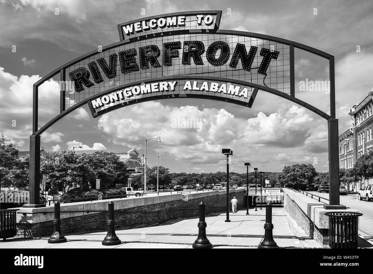 Overhead retrò Cartello in metallo vi accoglie per il Riverfront Park, un parco divertimenti sull'Alabama River in Montgomery, AL, Stati Uniti d'America, in nero e bianco Foto Stock
