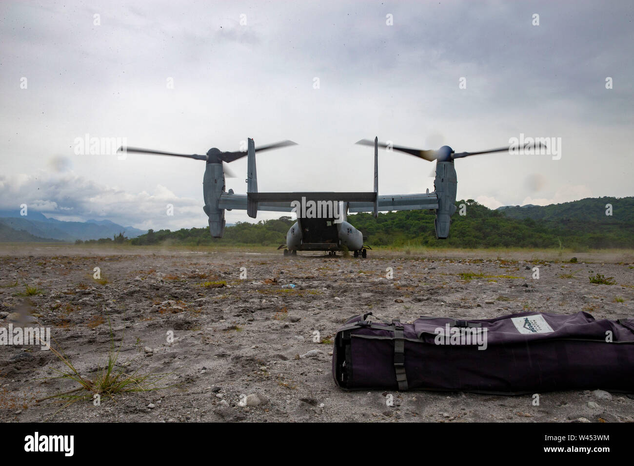 Stati Uniti Marines con Marine mezzo squadrone Tiltrotor 262 condotta minaccia di massa formazione di reazione come parte della Marina aviazione attività di supporto 19.2 esercizio in Valle Corvo gamma Gunnery, Filippine. La GTR esercizio è progettato per aiutare a Marines sviluppare tattiche di tecniche di manovra, migliorando l'interoperabilità tra USMC e Philippine Marine Corps forze. (U.S. Marine Corps photo by Lance Cpl. Madeline Jones) Foto Stock