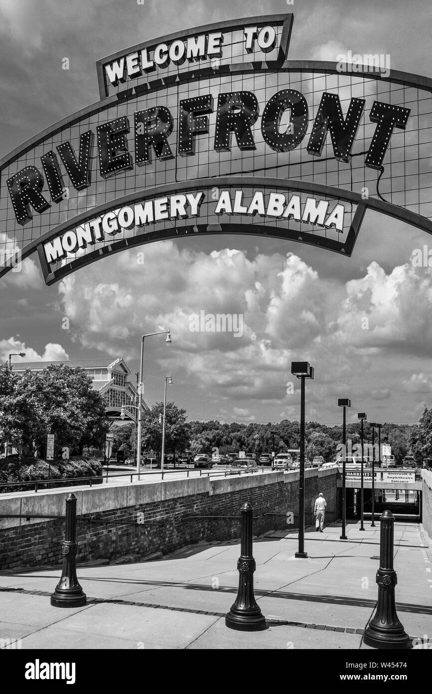 Overhead retrò Cartello in metallo vi accoglie per il Riverfront Park, un parco divertimenti sull'Alabama River in Montgomery, AL, in bianco e nero Foto Stock