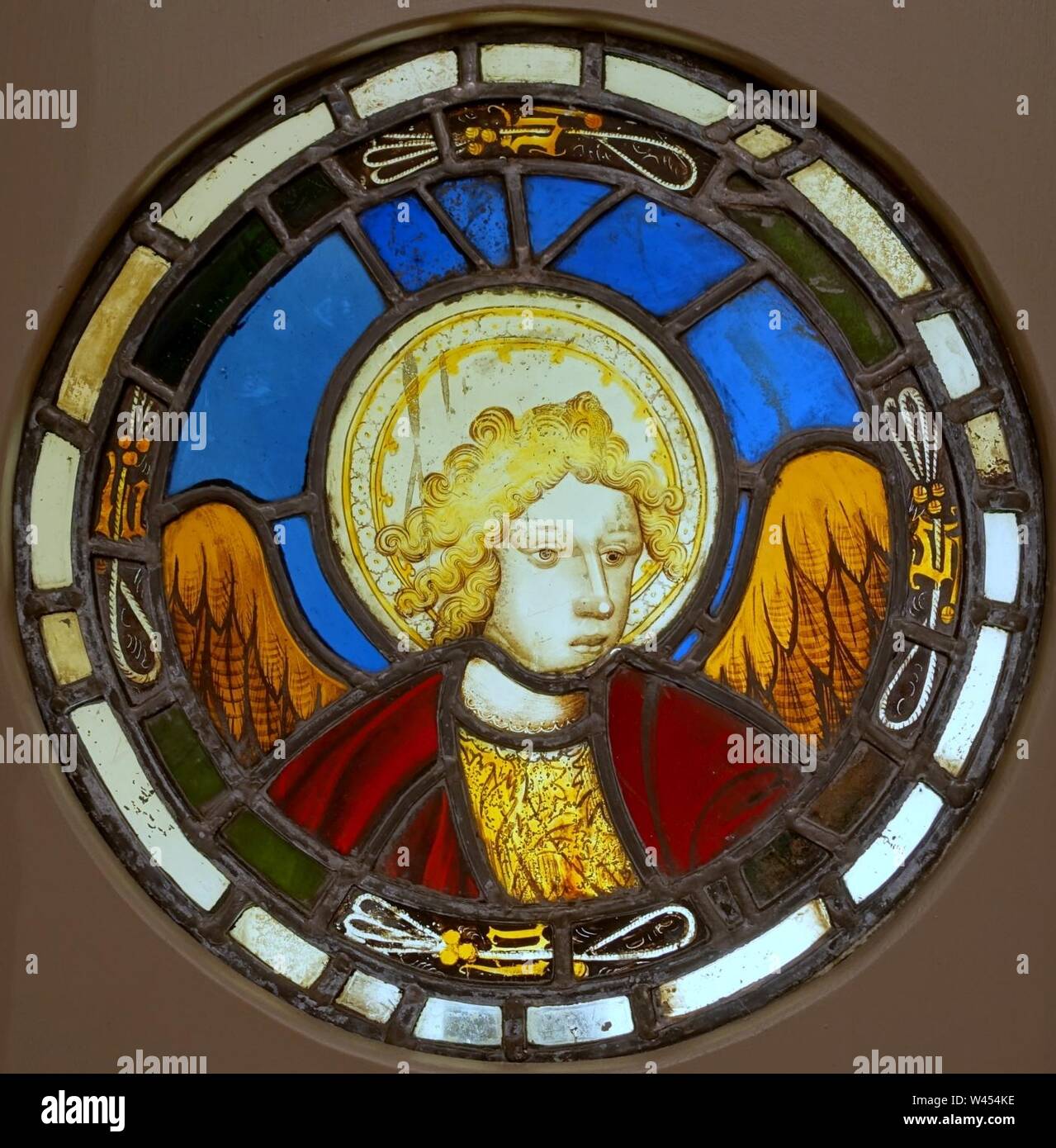 Pannello composito con una testa haloed, eventualmente di un angelo, Inglese, forse Norfolk, 1400s, pentola di metallo, di vetro, silver stain - Foto Stock