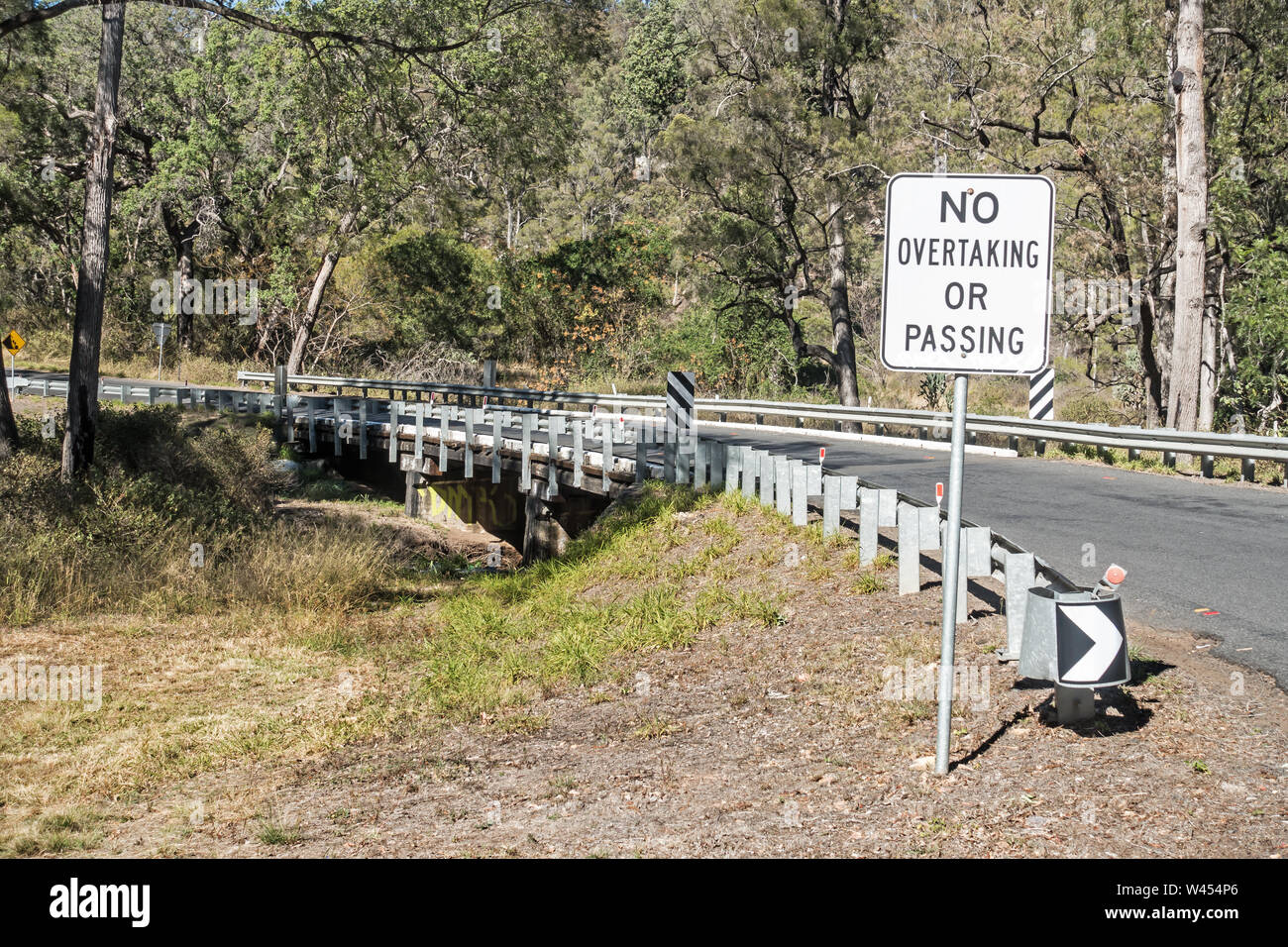 Cartello stradale nessun sorpasso o passante. Stretto ponte vicino ma Ma Creek Queensland Australia. Foto Stock
