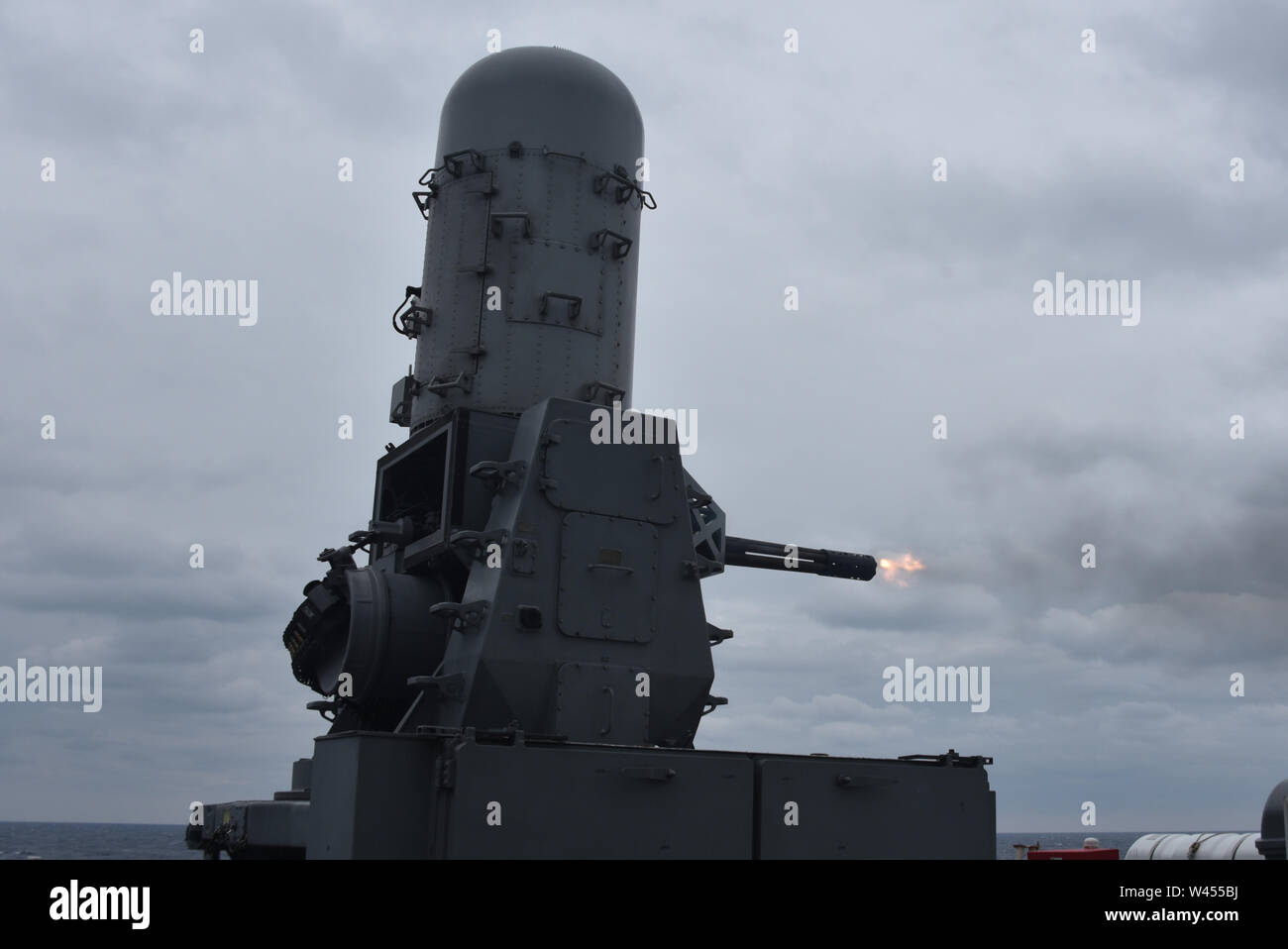 Mar Cinese orientale--Gun equipaggi a bordo di U.S. Guardacoste Bertholf WMSL (750) esercizio della nave di Close-In Weapon System (CIWS), progettato per sparare giù in rapido movimento bersagli in entrata, 18 febbraio 2019. La nave è in un mese-lungo la distribuzione in sostegno dell'U.S. Marina 7 della flotta. Stati Uniti Coast Guard foto di Chief Petty Officer John Masson. Foto Stock