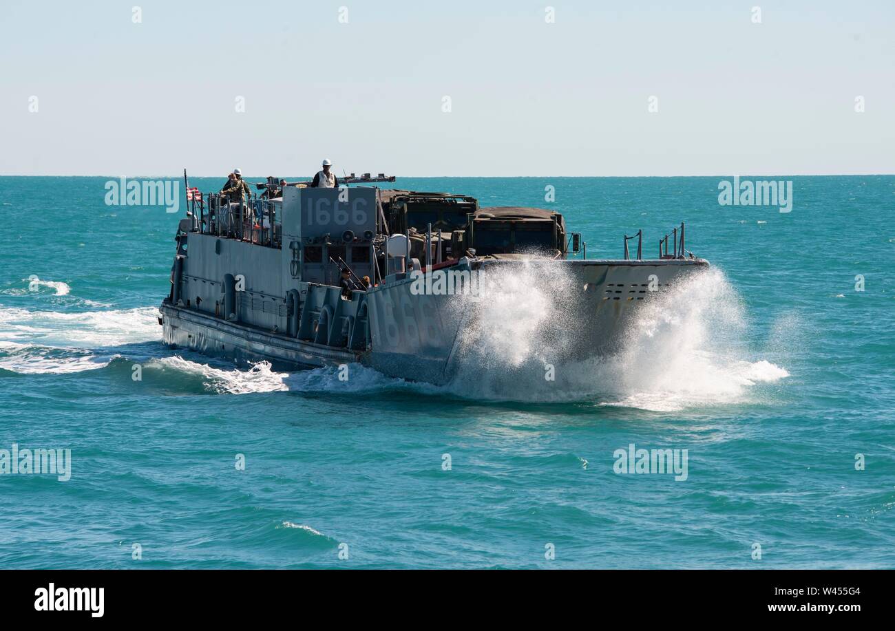 190719-N-DX072-1046 STANAGE Bay, Australia (19 luglio 2019) Landing Craft, Utility (LCU) 1666 si avvicina alla ben deck di trasporto anfibio dock nave USS Green Bay (LPD 20). Green Bay, parte di Wasp Expeditionary Strike gruppo, con avviato 31 Marine Expeditionary Unit, partecipa attualmente a Talisman Sabre 2019 al largo delle coste del nord Australia. Un accordo bilaterale, evento biennale, Talisman Sabre è progettato per migliorare NEGLI STATI UNITI Australia e combattere la formazione, la disponibilità e l' interoperabilità attraverso l' realistico, formazione pertinenti necessarie per mantenere la sicurezza regionale, della pace e della stabilit Foto Stock