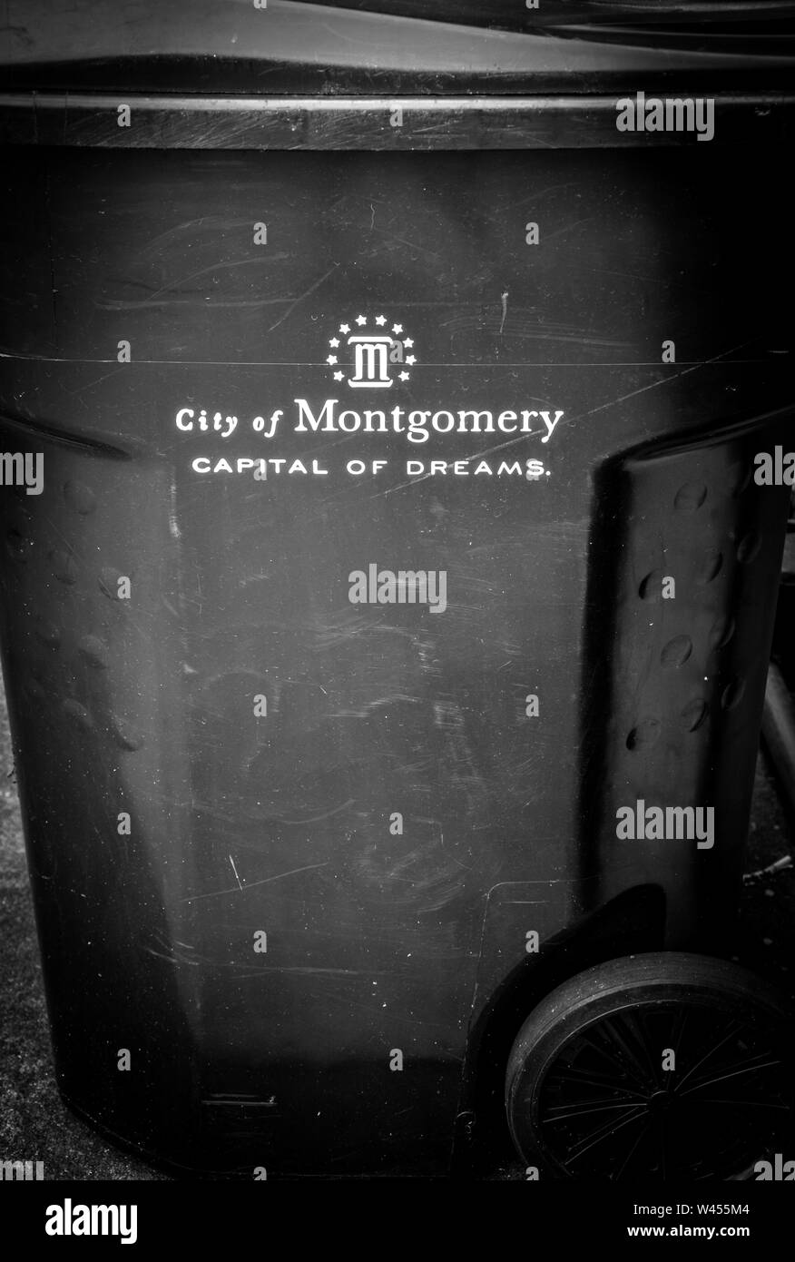 In prossimità di una città di Mongomery immondizia sul marciapiede, stampato con il motto "Città di Montgomery Capitale dei sogni", in bianco e nero Foto Stock