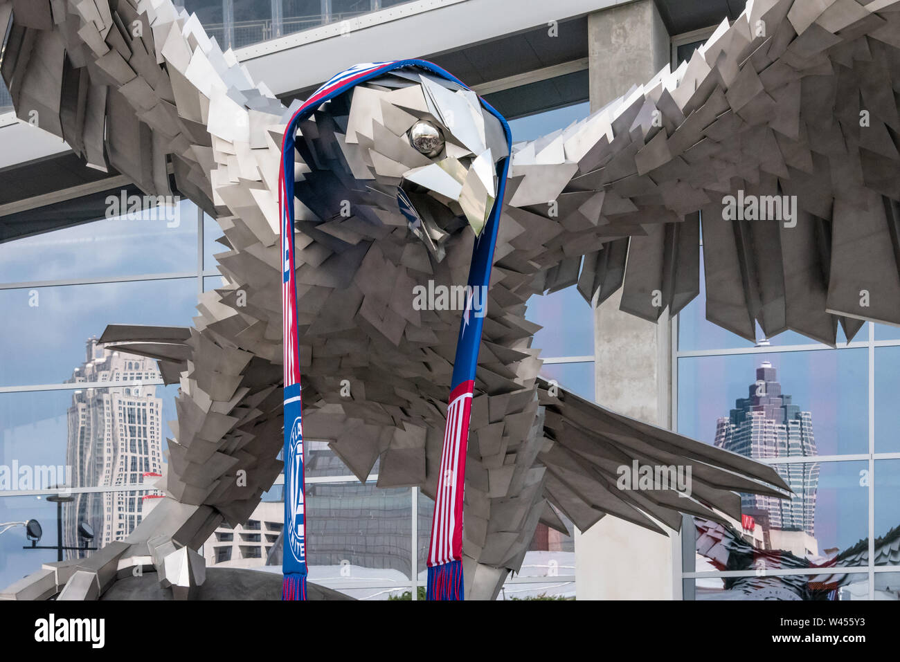 Atlanta United FC scialle drappeggiati oltre il gigante falcon scultura a Mercedes-Benz Stadium, casa degli Atlanta Regno soccer team, in Atlanta, GA. (USA) Foto Stock