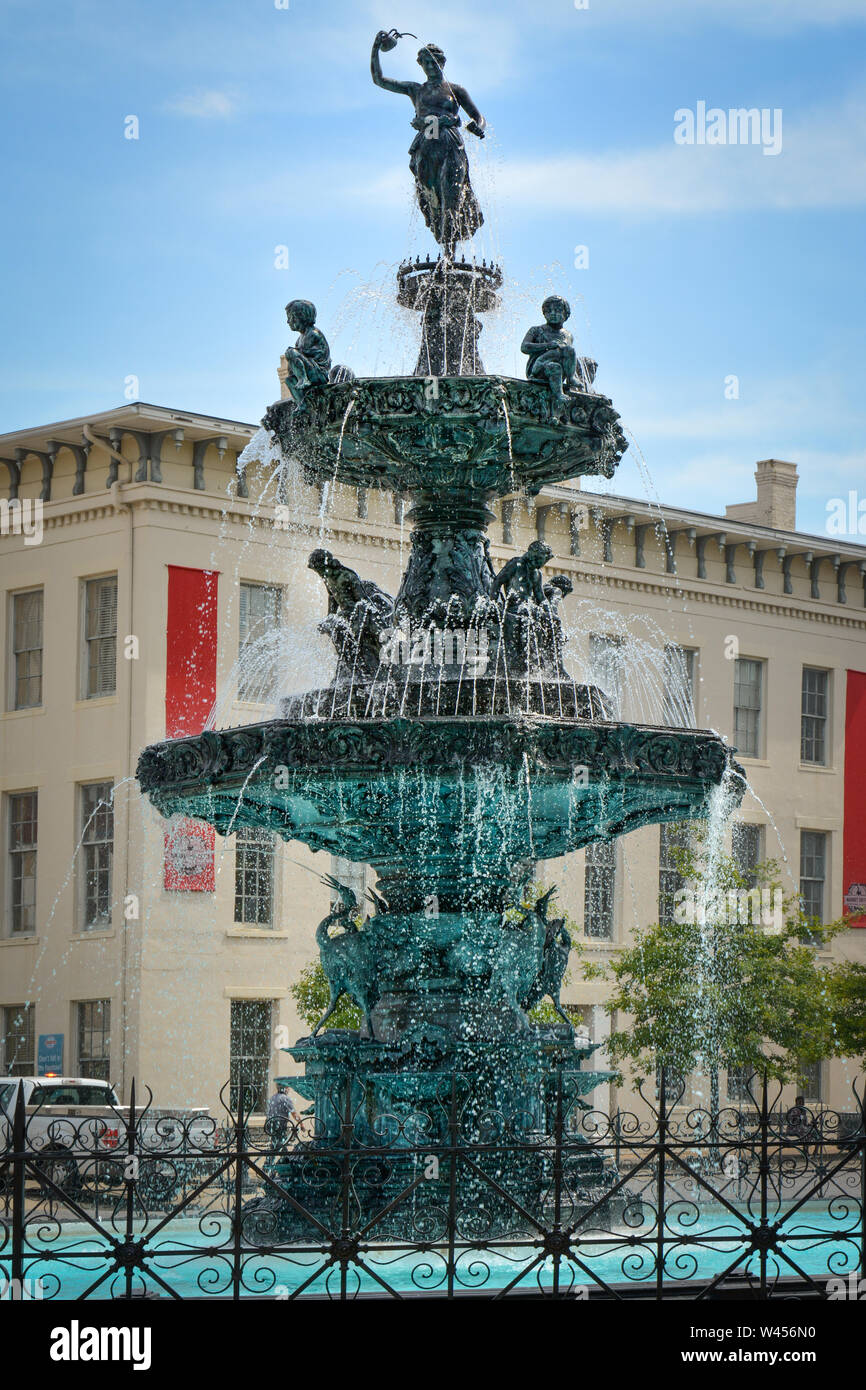 La Corte storica fontana di piazza creato sulla parte superiore del Bacino Artesiano, eretta nel 1885 nel vecchio mercato di schiavi in Montgomery, AL, STATI UNITI D'AMERICA Foto Stock