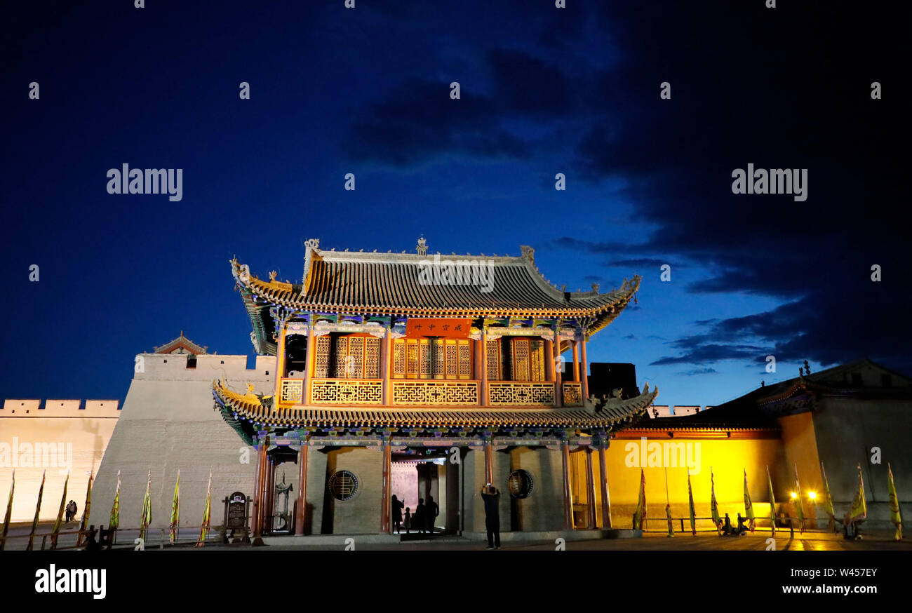 Jiayuguan, la Cina della provincia di Gansu. 18 Luglio, 2019. Turisti visitano il Passo Jiayu punto panoramico di notte in città Jiayuguan, a nord-ovest della Cina di Provincia di Gansu, luglio 18, 2019. Jiayu Pass è il punto di partenza di una sezione della grande muraglia costruita durante la Dinastia Ming (1368-1644). In estate la città antica di Jiayuguan ha inserito il suo picco stagionale del turismo. Credito: Zhang Zhimin/Xinhua/Alamy Live News Foto Stock