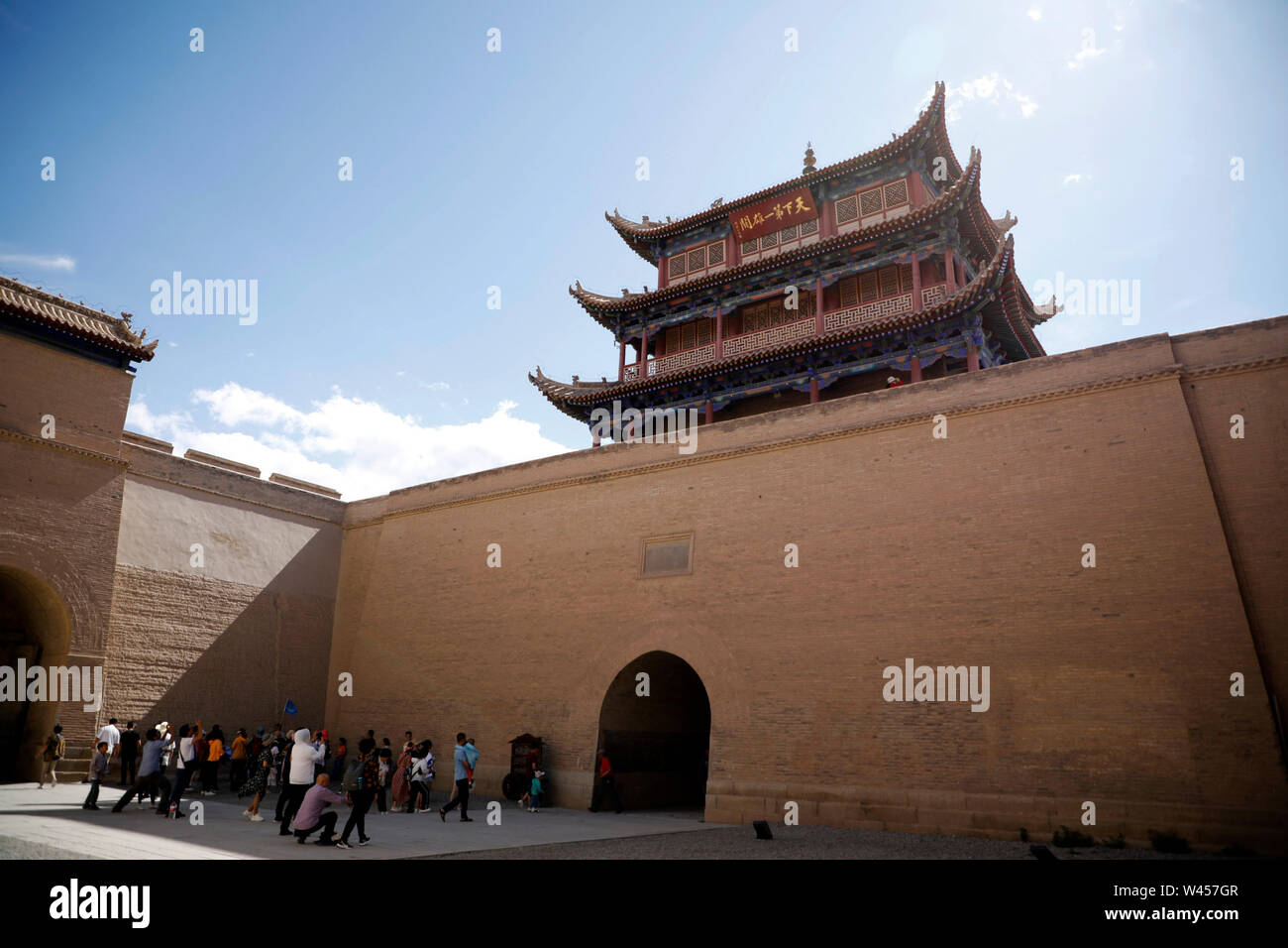 Jiayuguan, la Cina della provincia di Gansu. 18 Luglio, 2019. Turisti visitano il Passo Jiayu punto panoramico in città Jiayuguan, a nord-ovest della Cina di Provincia di Gansu, luglio 18, 2019. Jiayu Pass è il punto di partenza di una sezione della grande muraglia costruita durante la Dinastia Ming (1368-1644). In estate la città antica di Jiayuguan ha inserito il suo picco stagionale del turismo. Credito: Zhang Zhimin/Xinhua/Alamy Live News Foto Stock