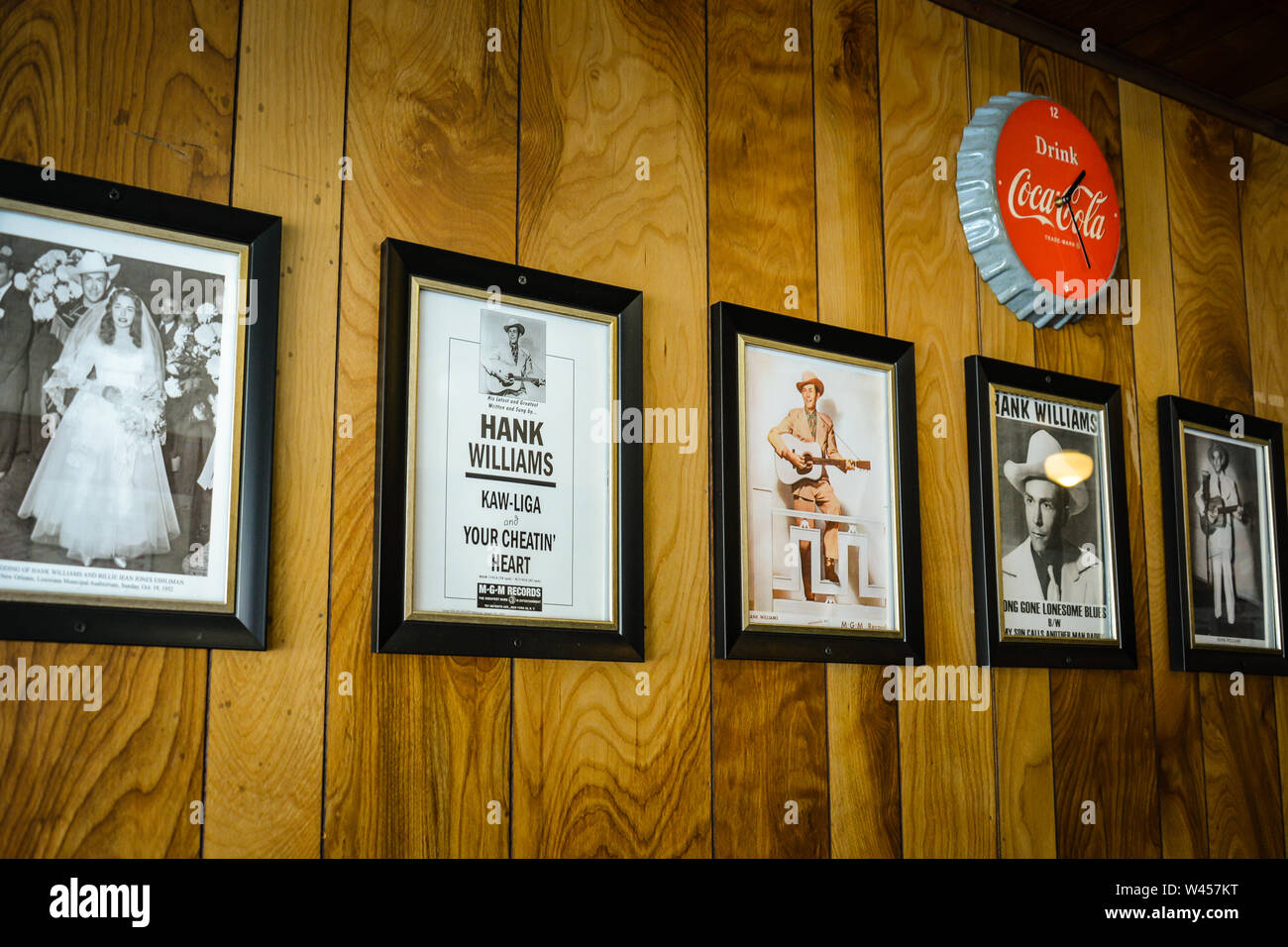 Poster e fotografie di Hank Williams e sposa Billie Jean, all'interno di Chris' famoso hot dogs ristorante in Montgomery, AL Foto Stock