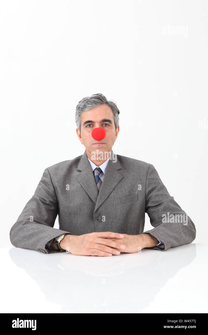Ritratto di un imprenditore che indossa il clown naso Foto Stock