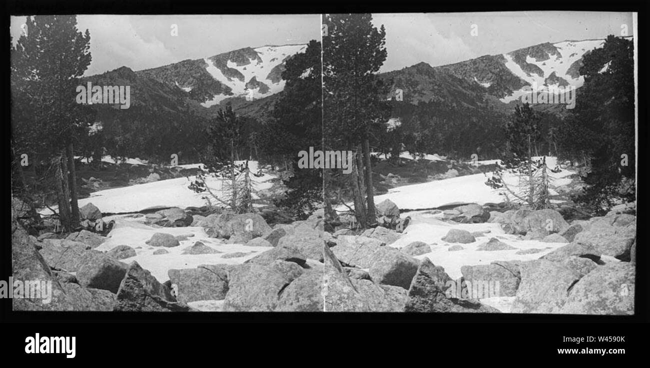 Congesta de neu vora l'Estany d'Évol o Gorg Negre. Foto Stock