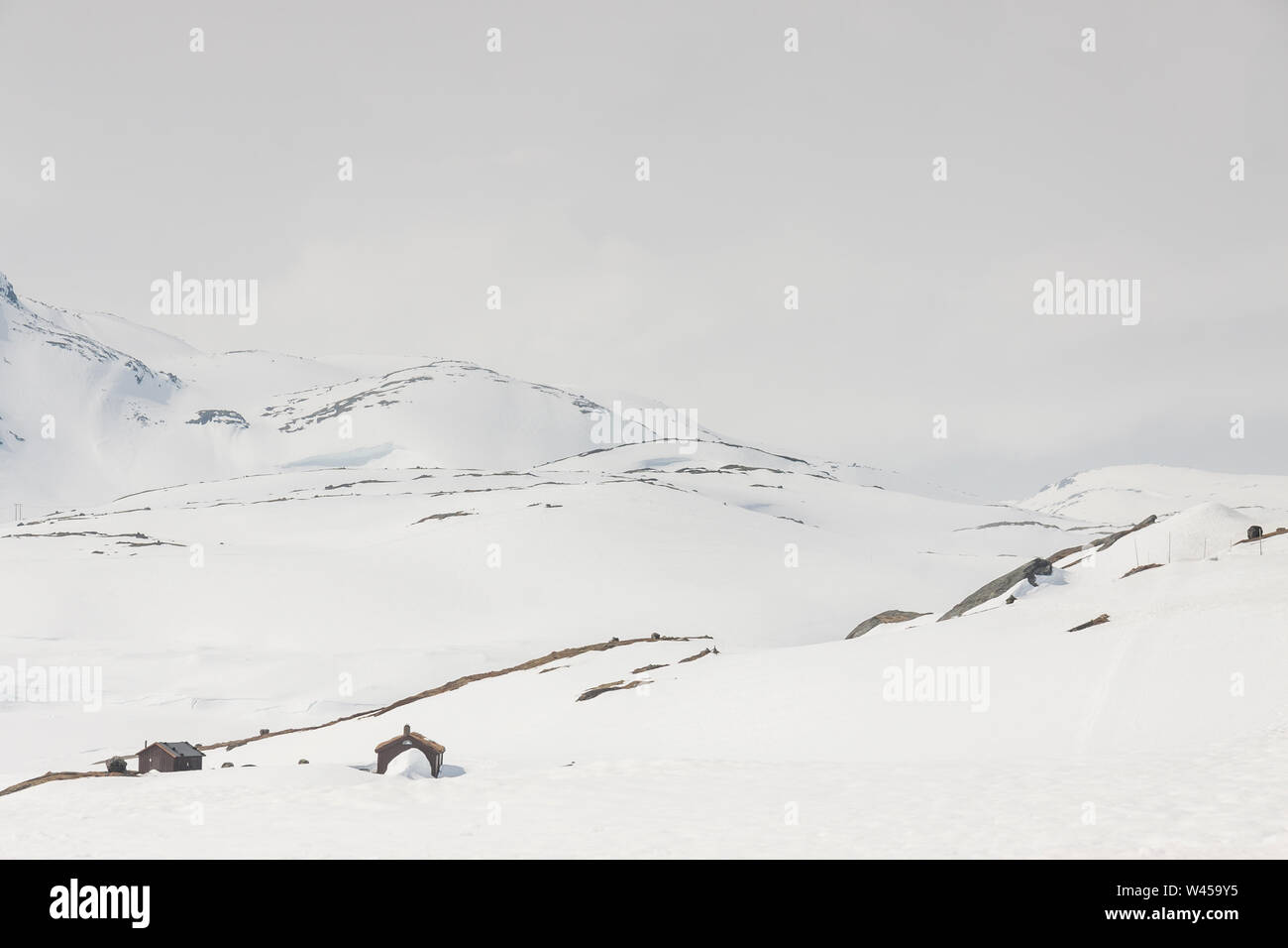 Cottage di legno sotto la neve - Norvegia. Strada 55 per passare più alta. Foto Stock