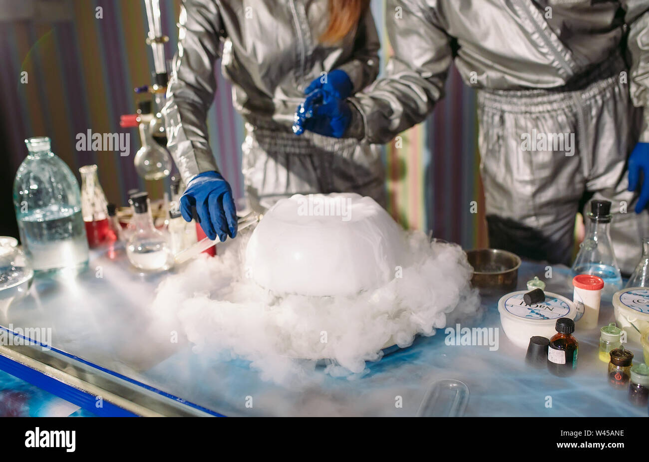 Esperimenti in un laboratorio di chimica. conducendo un esperimento in laboratorio. Foto Stock