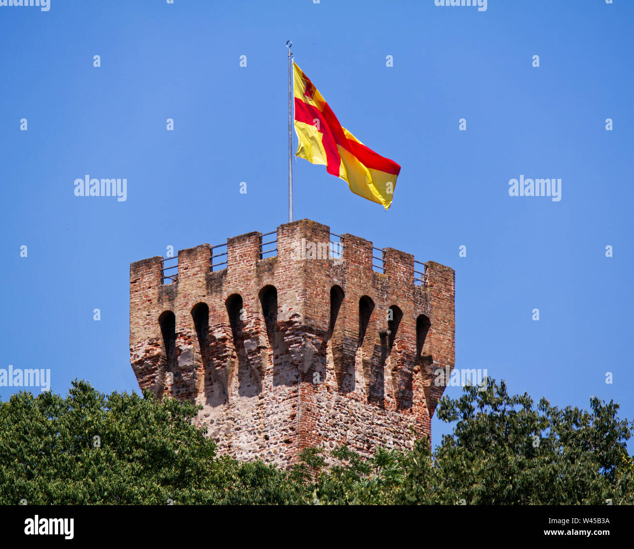 Torre del Castello Carrarese in Este, rosso e bandiera gialla. Padova, Italia Foto Stock