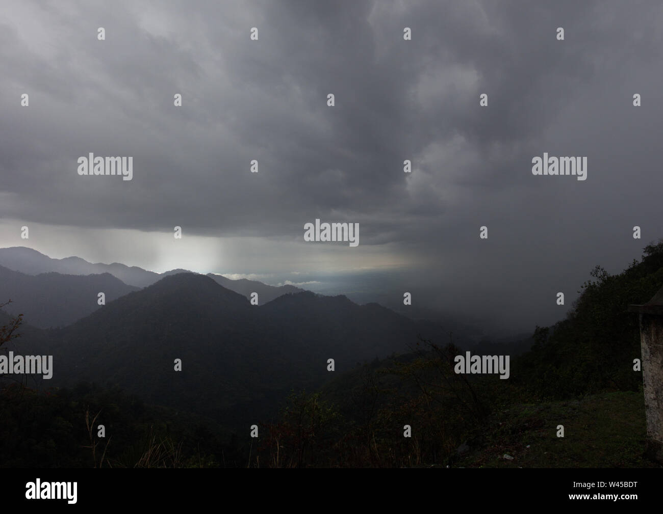 Vista dalle colline Mishmi quando la pioggia si accumula in Arunachal Pradesh Foto Stock